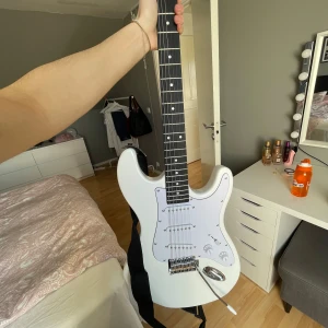 Elgitarrpaket från Gear4music - Säljer ett komplett elgitarrpaket från Gear4music. Inkluderar vit elgitarr med svart hals, förstärkare GA-10, kablar och svart vadderad gigbag. Perfekt för dig som vill börja spela elgitarr och vill ha allt i ett paket. HÄMTAS I MALMÖ