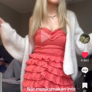 Korallrosa volangklänning från H&M - Säljer en superfin korallrosa kortklänning från H&M med flera lager volanger. Axelbandslös modell med dragkedja i ryggen och plisserade detaljer. Perfekt för dig som vill sticka ut med en färgglad och lekfull look! Klänningen passar inte mig så kan tyvärr inte skicka bild på💕