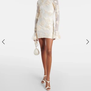 Vit klänning - Världens finaste klänning från My Theresa. Helt slutsåld. Den är såååå fin älskar den. Men inte använd alls. Bara testad eftersom den var för liten🌸🌸💕💕