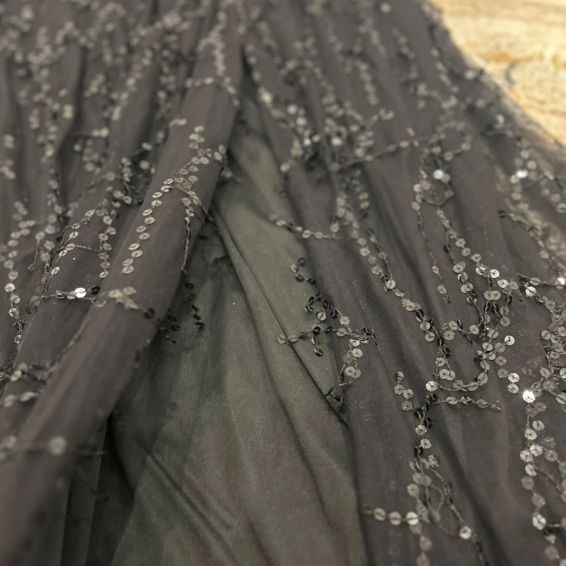 Svart långklänning med paljetter från Giffniseti - 3