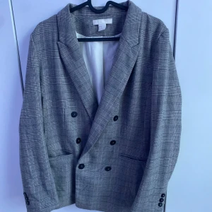 Kavaj som ger lite extra detalj, perfekt att steppa upp outfiten med - En perfekt kavaj att steppa upp outfiten med och ge det där lilla extra. Enkelt att styla med (tex svarta jeans,kostymbyxor, blåa kostymbyxor) perfekt att slänga på sig till jobbet! (Pris kan diskuteras)