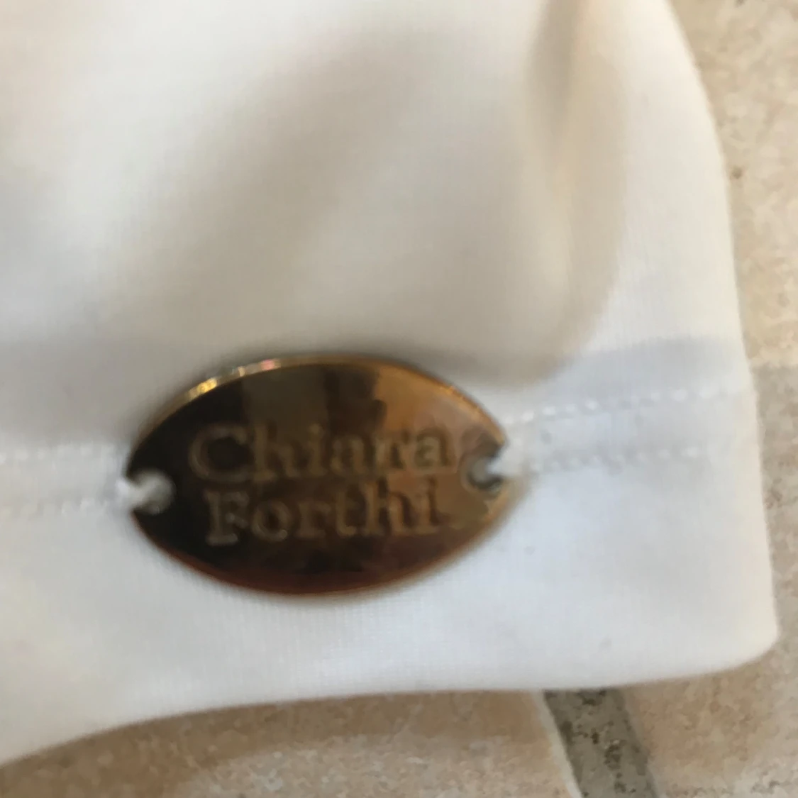 Vit långärmad topp med scarf-detalj från Chiara Forthi - 2