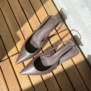 Bruna klackar  - Jättefina bruna slingback-pumps från NA-KD, slutsålda på hemsidan💕 Aldrig använda, endast testade! Nypris 499kr, klackhöjd 7,5 cm. 