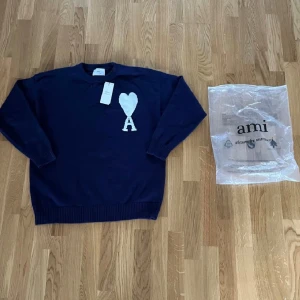 Ami Paris crewneck - Säljer en snygg stickad Ami Paris crewneck. Den är helt ny med påse som ingår storlek M och aldrig använd. Meddela om du ät intresserad.