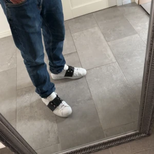 Valentino Open sneakers - Säljer ett par vita Valentino Open sneakers i storlek 44. Perfekta för dig som gillar stilrena och exklusiva sneakers. Skriv vid frågor!!