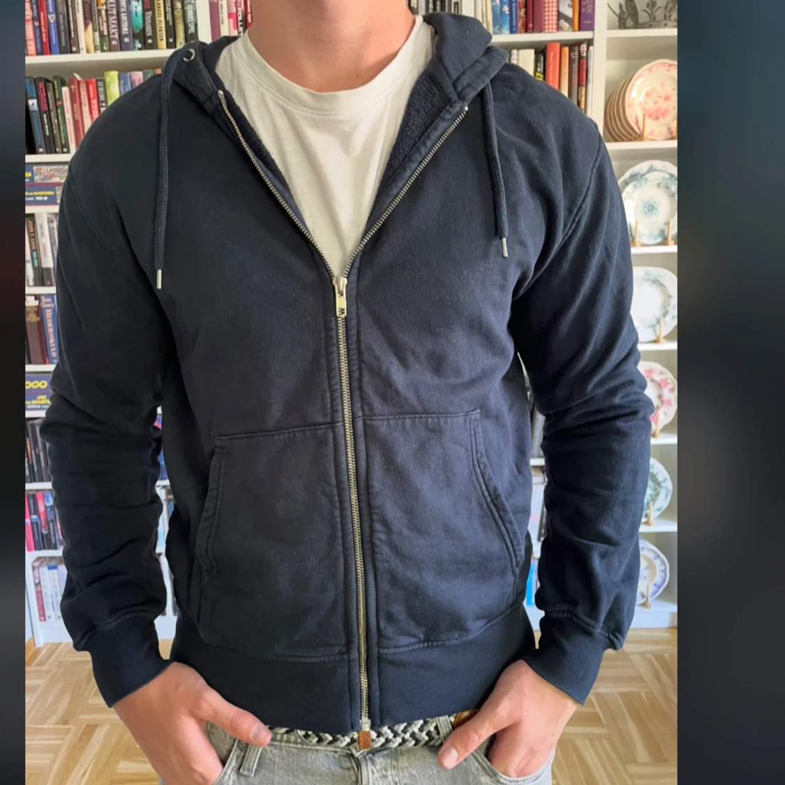 Mörkblå hoodie med dragkedja från Colorful Standard