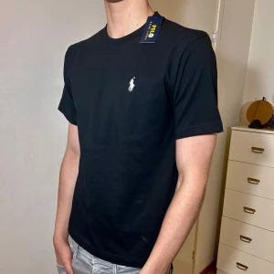 (HELT NY) Svart t-shirt från Polo Ralph Lauren - Tja! Säljer en (Helt ny) polo Ralph lauren T-shirt | Skick 10/10 Helt ny! | Storlek M passar både M och S | Mitt pris 299kr | Nypris 899kr | Han på bilden är 188cm |Hör av dig vid några funderingar eller frågor ! 🙌