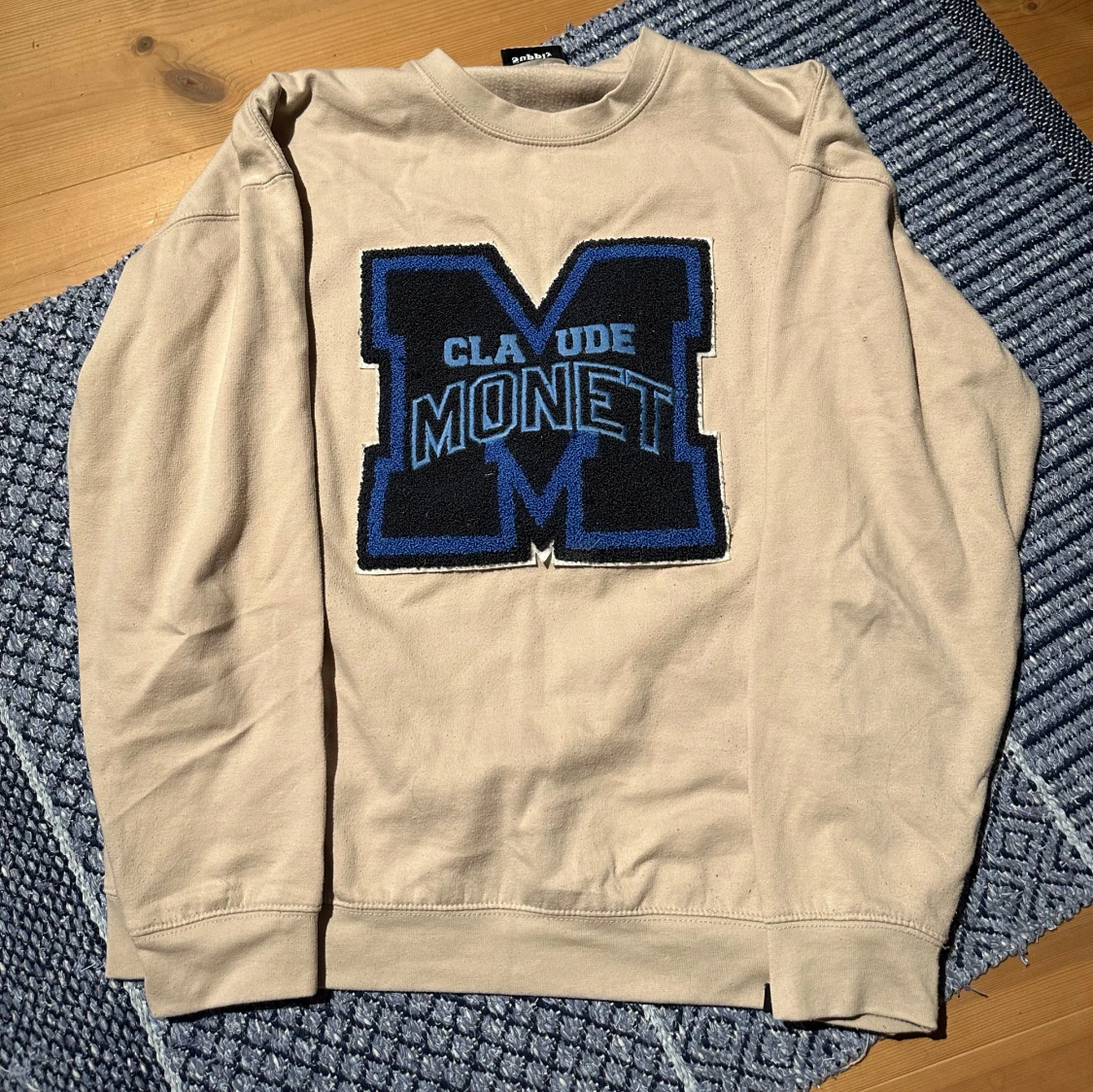 Beige sweatshirt med Claude Monet-tryck från Vintage Supply