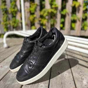 Vagabond sneakers - Klassiska Vagabond sneakers 👟 - Skick 5/10 - Storlek 45 - Endast skorna medföljs - Nypris 1400kr - Hälarna är sönder på båda, läder bit sönder på ena & skavanker hit och dit (Går säkert att laga). 