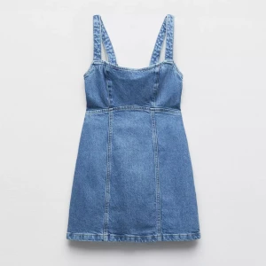Jeansklänning  - Säljer en snygg kort jeansklänning i klassisk blå denim, den är från Zara men finns inte längre på hemsidan, ryggen är jätte fin då den är öppen, klänningen är i storlek s och har endast använts än gång skriv för fler bilder eller om du är intresserad🥰