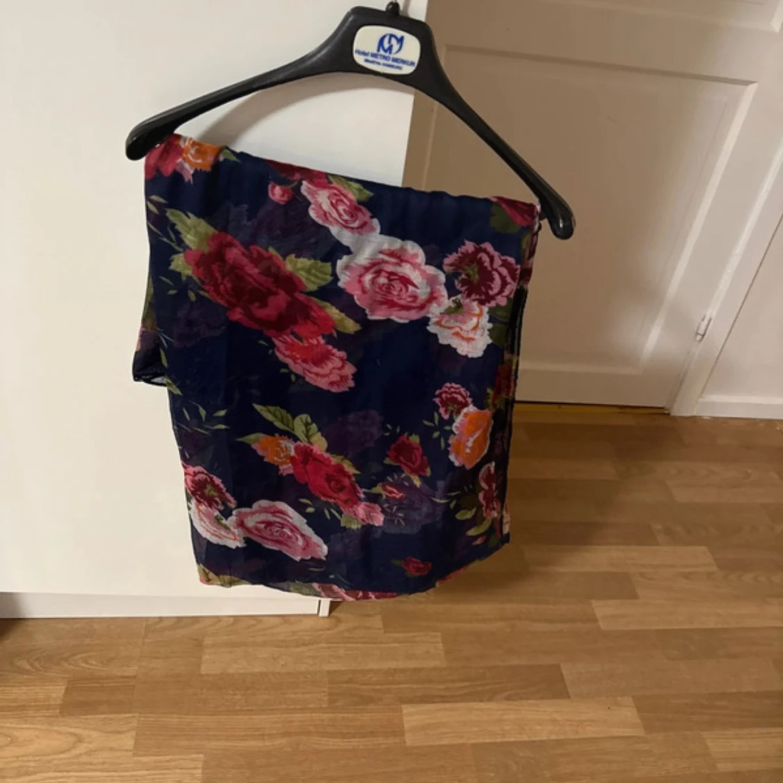 Mörkblå blommig halsduk 