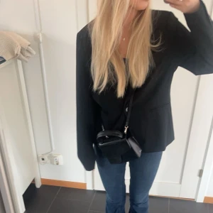 Kavaj  - Superfin kavaj, testad en gång men har lappen kvar. Är i storlek 44 men är supereliten i storleken så passar mig som normalt sätt har S och är 160 lång 