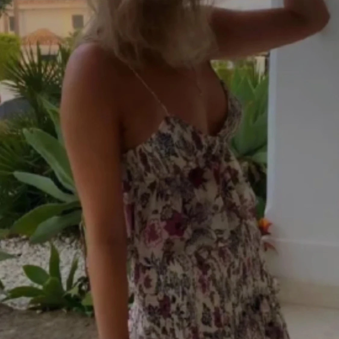 Blommig croppad linnetopp med smala axelband - 1