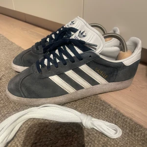 Adidas Gazelle mörkblå  - Säljer ett par Adidas Gazelle i mörkblå. Hyfsat skick och nya skosnören medföljer