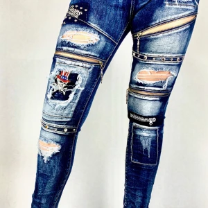 Stretchjeans med tuffa detaljer storlek 40 ( ej tum ) - Helt nya snygga stretchjeans i storlek 40 ( ej tum ).