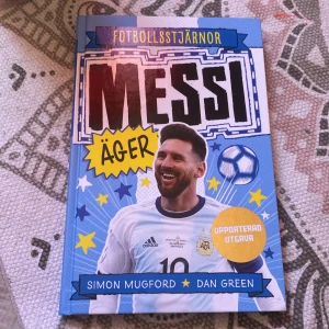 Messi äger - En inspirerande bok om fotbollsstjärnan Lionel Messi, skriven av Simon Mugford och illustrerad av Dan Green. Boken berättar om Messis resa från Argentina till Barcelona, hans sju Ballon d'Or och varför han anses vara en av de bästa fotbollsspelarna någonsin.