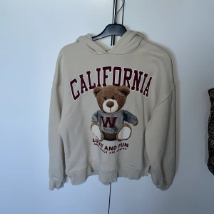  En tröja där det är en liten björn på -  En väldigt fin rider en björn på som har väldigt bra skick och kan både användas till killar och tjejer 