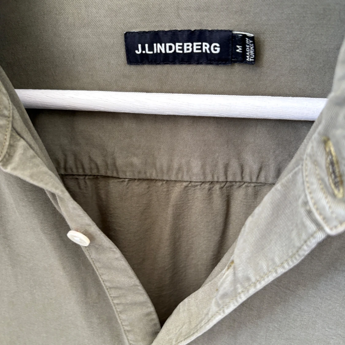Olivgrön skjorta från J.Lindeberg - 1