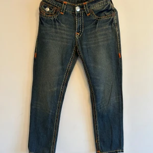 True Religion - Säljer ett par äkta True Religion jeans. Snygga bakfickor med klassiska True Religion detaljer. Jeansen är i fint sick och passar både till vardags eller för att klä upp med en festtopp!! 💕{Längd: 97cm, Innerbenslängd: 69cm}.