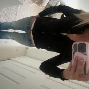 Svart kofta med knappar - Säljer min så fina kofta med knappar och fickor från zara!! perfekt till i aommar när det blot lite kallare👯‍♀️👯‍♀️🫰🫰