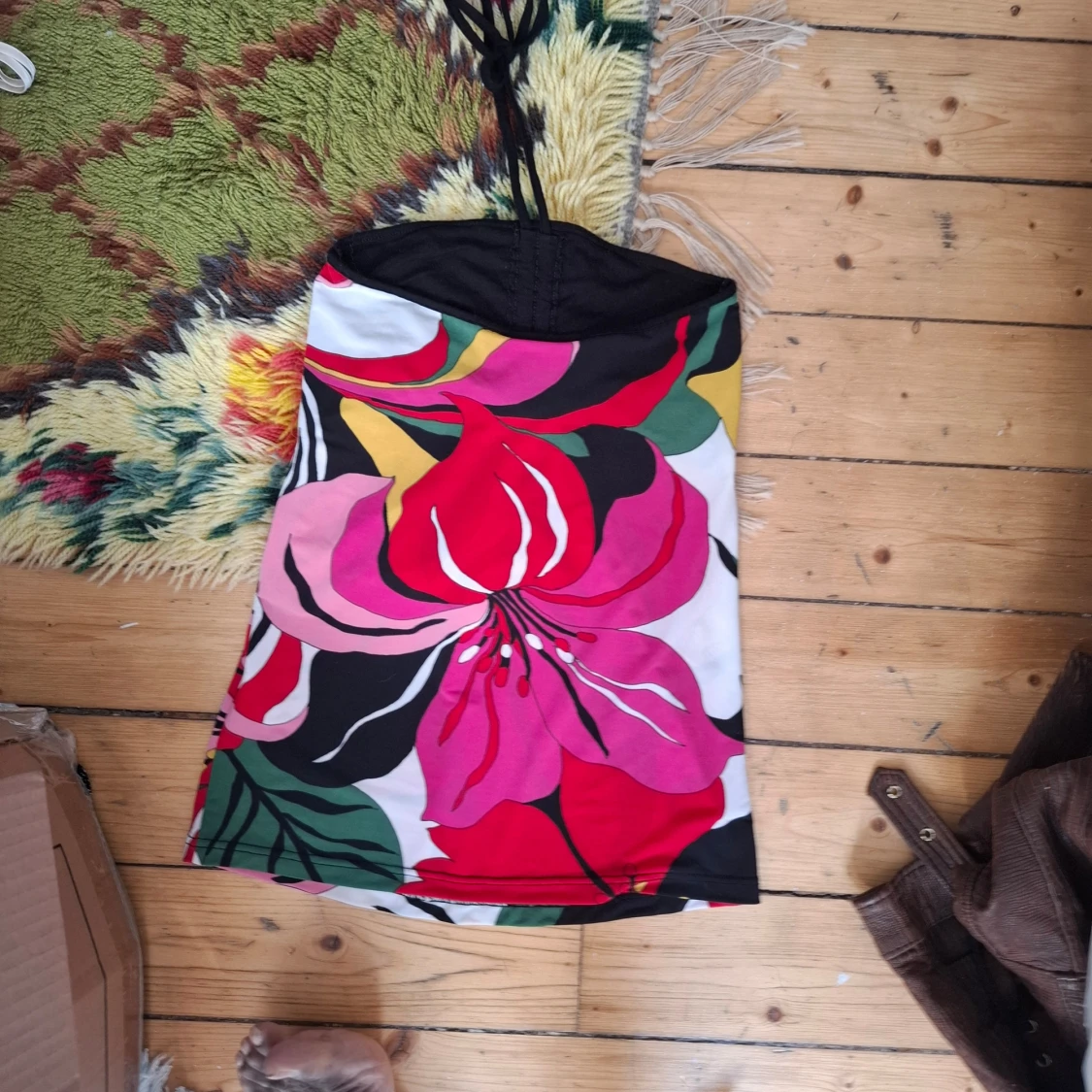 Färgglad axelbandslös klänning med blommigt mönster - 2