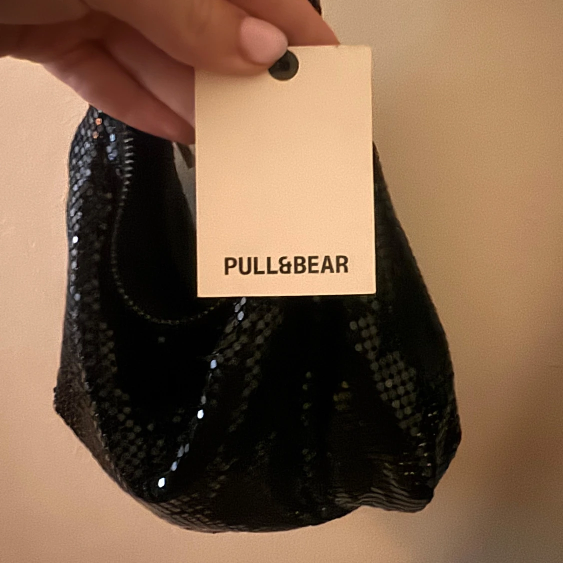 Svart glittrig axelväska från Pull&Bear - 2