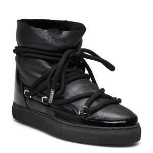Svarta boots från Inuikii - Säljer ett par svarta boots från Inuikii med snörning och rund tå. Skorna är tillverkade i skinn och har en mjuk, fodrad insida som håller dig varm. Perfekta för kyliga dagar och har en platt sula för extra komfort. De är i storlek 39 men man kan lägga in en sula.