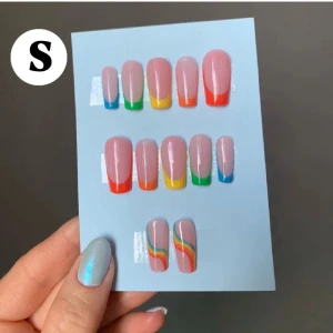 Lösnaglar -  FÄRDIGT SET 💛 Press on nails (lösnaglar) i storlek S. Storleken anser bredden på dina naglar. Alla lösnaglar är handmålade av mig med högkvalitativa gellack. Detta set är ett färdigt set och går alltså att köpa direkt. 💛