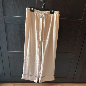 2-piece set, siden pyjamas, aldrig använd  - Ett fint 2-piece set i beige färg, siden pyjamas, aldrig använd i fint skick!
