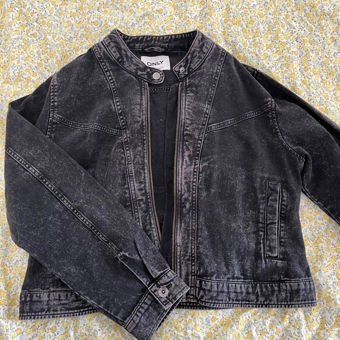 Svart jeansjacka från ONLY - 1