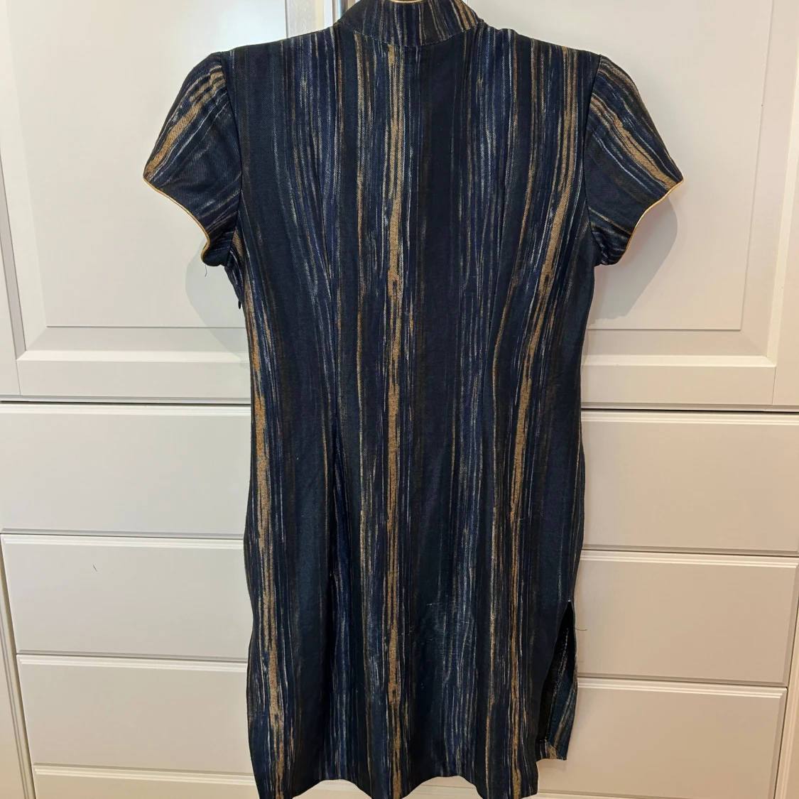 Mörkblå cheongsam-klänning med guldiga ränder från NONGHEMING - 3