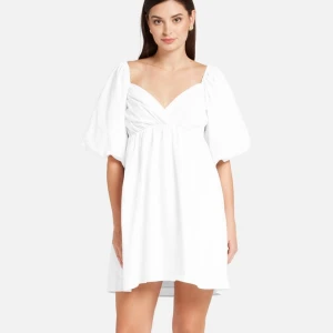 Vit kortklänning med puffärmar - Superfin vit klänning från Gestuz! Helt oanvänd, endast testad, med alla lappar kvar💕Perfekt till studenten eller bara som sommarklänning! Nypris 1499kr💕