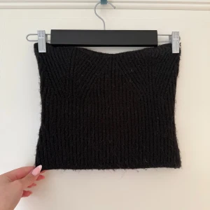 Svart stickad tubetopp från Gina - Jättemysig stickad topp från Gina! Passar perfekt till sommarens svala kvällar.