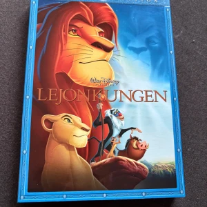 Lejonkungen - Säljer Disney-klassikern Lejonkungen på DVD, Diamond Edition. Omslaget har ikoniska karaktärer som Simba, Rafiki, Timon och Pumbaa. Filmen är på svenska och innehåller extramaterial om filmens skapande. Perfekt för dig som älskar animerade äventyr. Oöppnad dock så är fodralet trasigt 