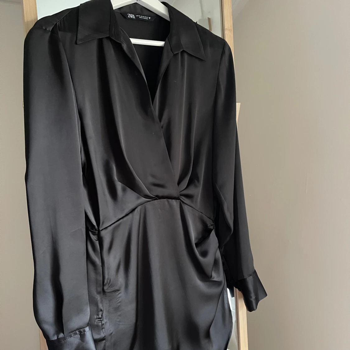 Svart omlottklänning i satin från Zara