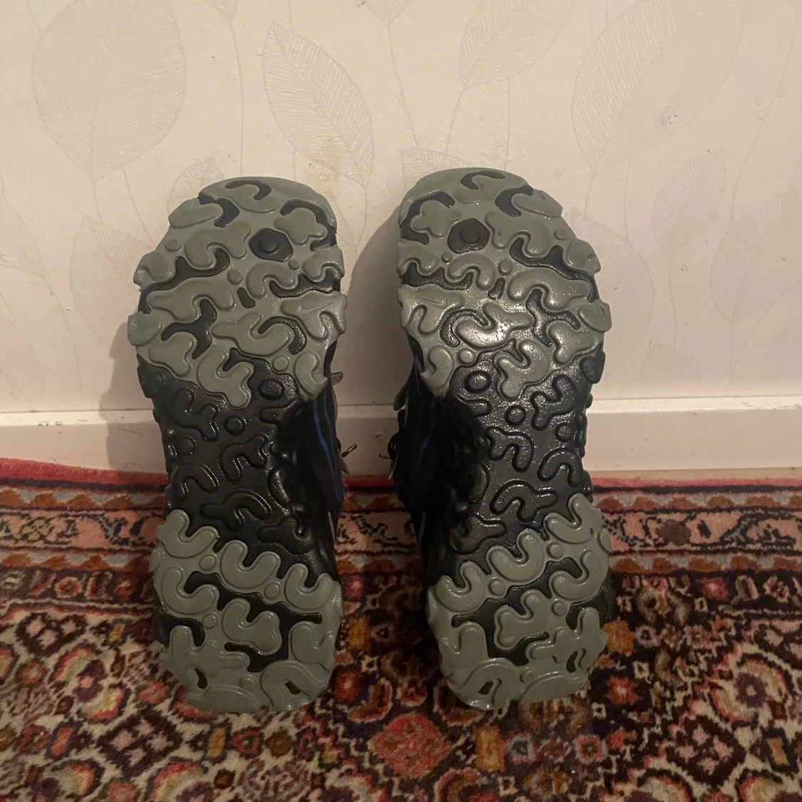 Svarta Nike React sneakers med blå swoosh - 4