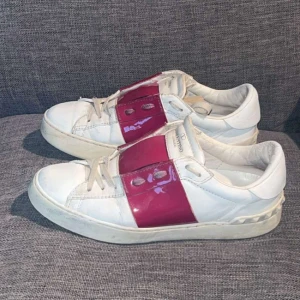 Valentino - Ett par riktigt snygga Valentino Garavani Open I vinrött glansigt band I storlek 36. De är I bra skick med lite färgskav, se bilder, annars är de hela och rena! Endast skor ingår. Hör av dig om du har några frågor!