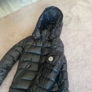 Moncler jacka  - Storlek xxs , 12yo, säljer för att den inte kommer till andvändning ❤️ äkta med qr kod , köpt på nk förra året 