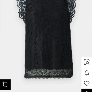Svart spetsklänning med kort ärm - Snygg svart kortärmad topp med spetsdetaljer och rund hals. Toppen har ett vackert spetsmönster över hela tyget och dekorativa kanter vid ärmar och nederkant.  (Pris kan ändras )