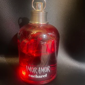 Parfym - 100 ml Amor Amor Cacharel. Lite mer än halva kvar, se bild. Hör av dig om fler bilder önskas. Pris kan diskuteras!! 