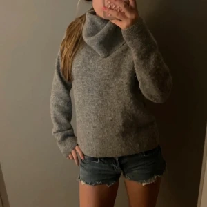 Grå polotröja i alpacka ull - Mysig grå polotröja i 100% alpacka ull från ARKET. Perfekt till kyliga dagar💕 