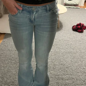 Lågmidjade Hollister jeans  - Jättefina jeans från Hollister. Köpa i london i höstas för ca 700 kr. Lågmidjade och uppsprättade lägst ner men kan sys upp igen! Storlek 23 och midjemåttet är ca 37 rakt över. Jättefint skick och säljer då de inte sitter som jag vill på mig ❤️❤️