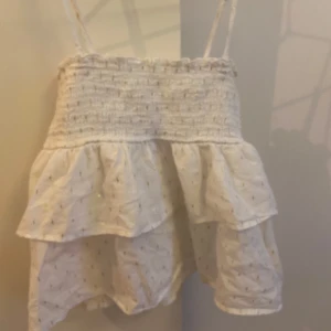 Vit volangig linnetopp från Gina Tricot - Supersöt vit och gullig sommartopp från Gina tricot! Säljer då den inte passar längre. Använd väldigt fåtal gånger. Den ser lite skrynklig ut men om du som köpare vill så kan jag absolut stryka den! Skriv gärna innan du köper. Kontakta mig om du undrar mer! 🩷🩷