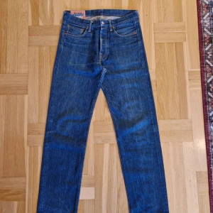 Acne Studios Blå Konst jeans blå 29/32 - Säljer ett par klassiska blå jeans från Acne Studios x Blå Konst. Modellen har raka ben, fem fickor och snygga kontrastsömmar. Jeansen är i 100% bomull och har en cool, tidlös tvätt. Perfekta för dig som gillar stilrena och trendiga jeans. Passar regular/slim.