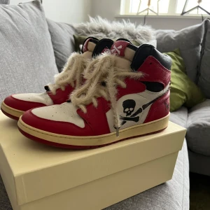 Ejnar da bömbs  - Tror boxen försvunnit i flytt, men kan dubbelkolla vid intresse. 