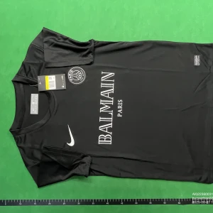 Svart PSG x Balmain Limited Edition  - Finns i storlek S, M, LSnygg svart fotbollströja från Nike i samarbete med PSG och Balmain. Tröjan har korta ärmar, rund hals och är tillverkad i lätt Dri-Fit material som andas. Framsidan har vita tryck med Balmain Paris och PSG-logga, samt Nike Swoosh. Perfekt för dig som gillar exklusiva samarbeten.