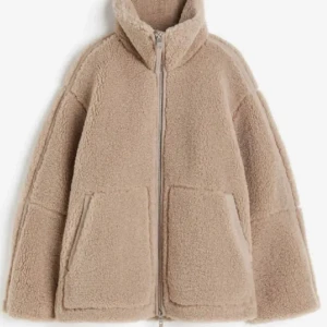Beige teddyjacka från hm - Kollar intresset på denna jacka, då den inte kommer till användning längre💓 Den är i jätte fint skick!