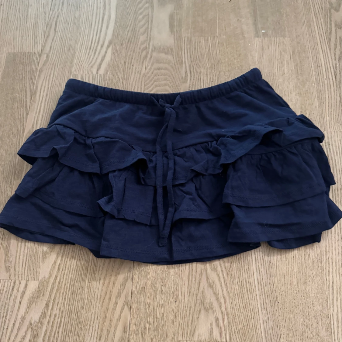 Mörkblå volangkjol från Gina Tricot