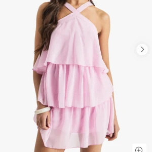 Rosa volangklänning med korsad hals - Aldrig använd