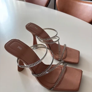 Glittriga sandaler med klack från Zara - Snygga klackar från Zara i storlek 37. De har defekter på bakre delen av skon, se sista bilden!